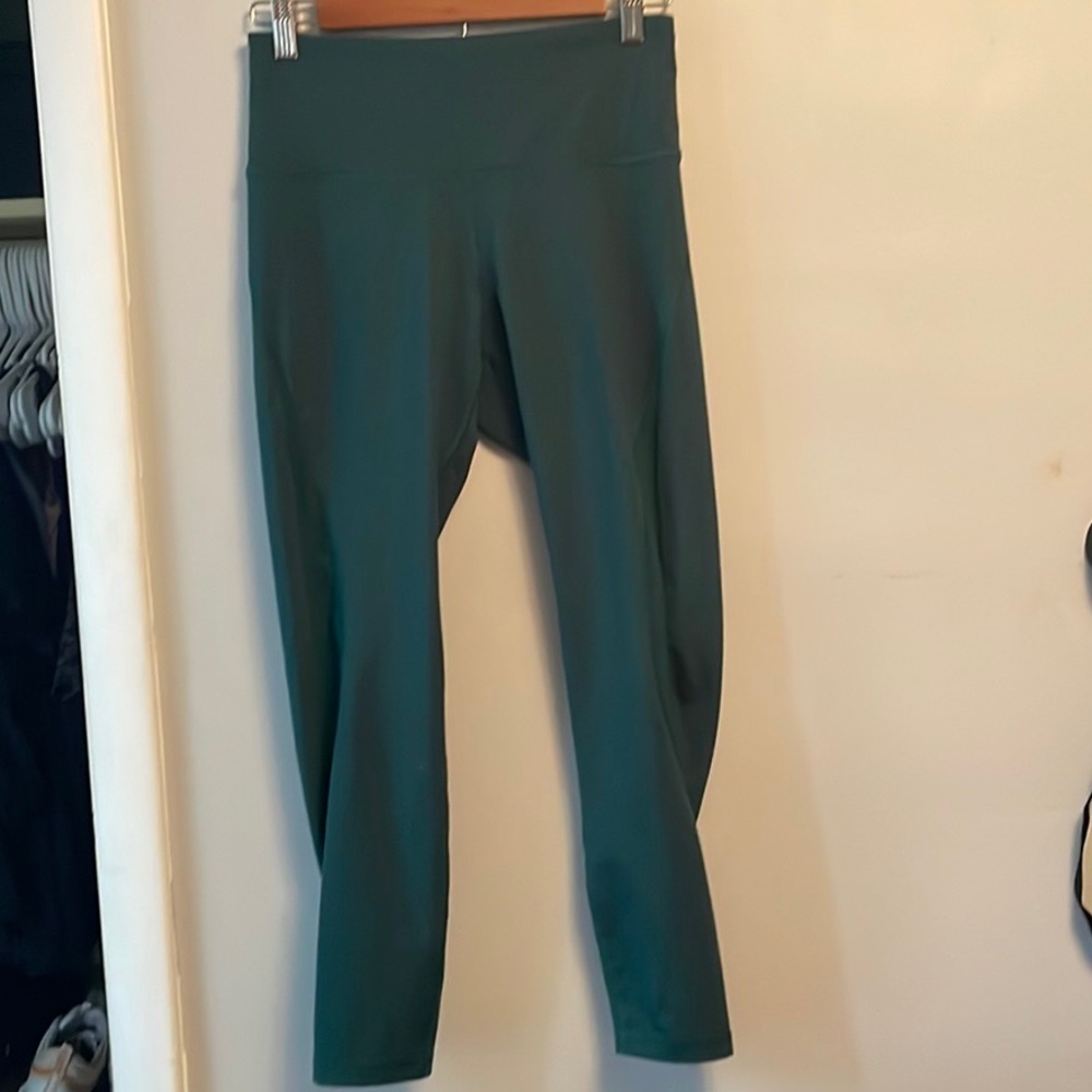 Dark Green Capri Old Navy Active Leggings. Size M.